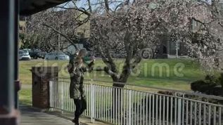小儿子和妈妈坐在一起，笑着玩mov格式视频下载_正版视频编号656954-摄图网