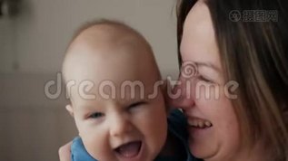 年轻的母亲抱着她的新生儿熟睡的孩子。 家里的家人，卧室里的妈妈和小男孩，亲吻她mp4格式视频下载_正版视频编号1517888-摄图网
