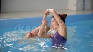 可爱的小男孩和他妈妈在游泳池里玩。mov格式视频下载_正版视频编号598822-摄图网