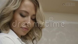 漂亮的女人看着她的孩子mov格式视频下载_正版视频编号2719451-摄图网