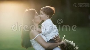 妈妈和她儿子接吻。 可爱的特写镜头。 年轻的母亲和她的小儿子在公园里放松和玩耍。 两者都是mp4格式视频下载_正版视频编号2794929-摄图网
