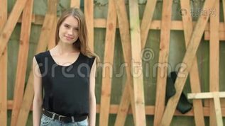 穿着时髦的户外女孩mp4格式视频下载_正版视频编号1593287-摄图网