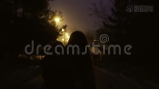 后景单身母亲牵着她的小儿子在手，走在夜路上。 女人和小男孩一起移民。mov格式视频下载_正版视频编号2945442-摄图网
