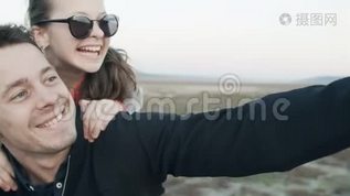 父女做自拍.. 在老式相机上拍照。mov格式视频下载_正版视频编号2494513-摄图网