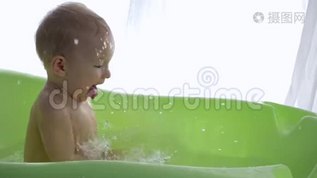 快乐的小男孩洗澡时喜欢泼水mp4格式视频下载_正版视频编号3320869-摄图网