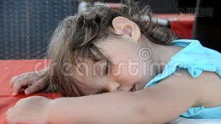 可爱的小女孩和泰迪熊睡在床上mp4格式视频下载_正版视频编号2042942-摄图网