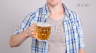 年轻的快乐男人正在品尝啤酒mov格式视频下载_正版视频编号3396522-摄图网