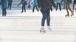 俄罗斯滑冰运动员少女在公共溜冰场熟练滑冰的肖像mov格式视频下载_正版视频编号625661-摄图网