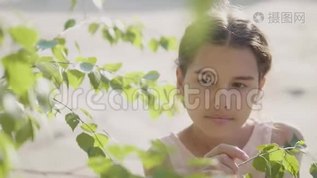 描绘美丽的小女孩俄罗斯树枝桦树叶子夏天生活方式慢动作视频情感mp4格式视频下载_正版视频编号2646600-摄图网