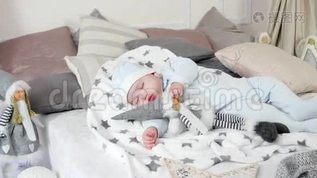 小孩子睡觉，可爱的孩子睡在父母的床上`在家里舒适的气氛中，小男孩抱着一个拥抱睡着了mp4格式视频下载_正版视频编号3247840-摄图网