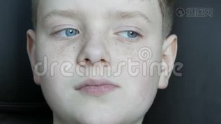 体贴的脸，蓝眼睛，长雀斑的男孩mov格式视频下载_正版视频编号2647575-摄图网