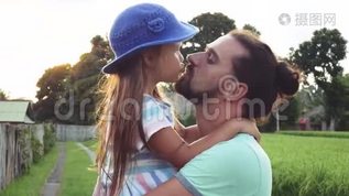 父亲抱着小女儿玩得很开心mp4格式视频下载_正版视频编号421215-摄图网