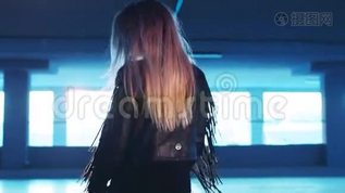 一位金发碧眼的年轻女子从停车场走下来，转向镜头，在一个戏谑的微笑着mp4格式视频下载_正版视频编号2119789-摄图网