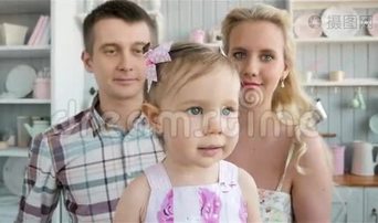 爸爸，妈妈和小女儿在厨房里玩.. 女儿和妈妈坐在爸爸`后面视频下载-实拍视频-正版视频1222752-摄图网