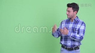快乐的年轻西班牙男人展示了一些东西，看上去很兴奋mov格式视频下载_正版视频编号2196461-摄图网