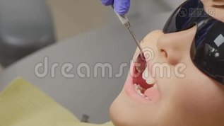 牙医给小男孩注射麻醉剂mov格式视频下载_正版视频编号2799088-摄图网