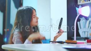 时髦的小姐梳头，照镜子。 一个西班牙裔深肤色的小女孩看上去很羡慕自己mp4格式视频下载_正版视频编号2949478-摄图网