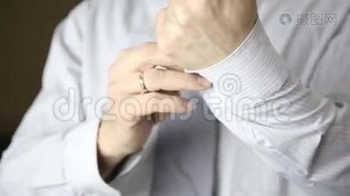扣紧衬衫袖子的人。拉近男人的手mov格式视频下载_正版视频编号2046108-摄图网