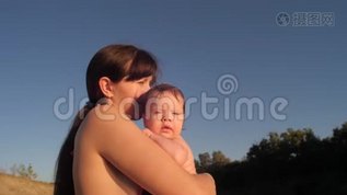 妈妈抱着一个小孩子亲吻mp4格式视频下载_正版视频编号2272525-摄图网