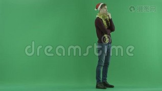 年轻的女人送给她的男朋友一份很好的圣诞礼物，他在彩色钥匙拥抱她mov格式视频下载_正版视频编号1148885-摄图网