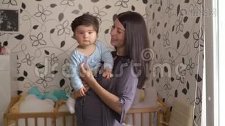 怀孕母亲抱着玩儿的小儿子和他说话-亚洲混血男童身穿蓝色身体mov格式视频下载_正版视频编号522781-摄图网
