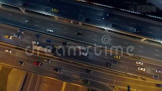 夜间高速公路，汽车经过。 密集的道路交通。mov格式视频下载_正版视频编号924529-摄图网