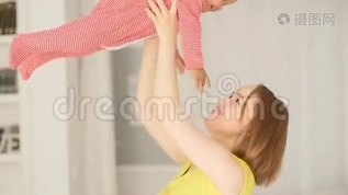 妈妈在玩她的孩子。 妈妈抱着男孩mov格式视频下载_正版视频编号317885-摄图网