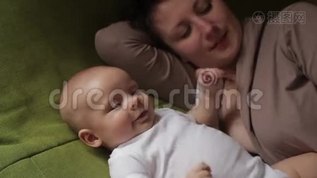 爸爸妈妈和他的小儿子在床上玩。 幸福家庭概念mov格式视频下载_正版视频编号2047468-摄图网