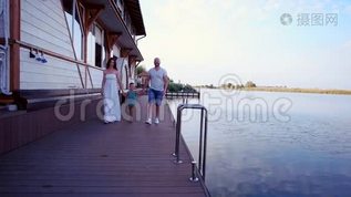 父母带着一个孩子在夏天郊游，爸爸妈妈是儿子的手，笑着快乐地走在大自然中，美丽mp4格式视频下载_正版视频编号2348683-摄图网