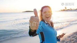 在海滩上竖起大拇指的年轻女子手牌mov格式视频下载_正版视频编号1748746-摄图网