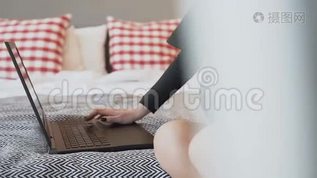 一个穿着黑色紧身衣、带领的怀孕少女在家里的笔记本电脑上工作，用手抚摸她的腹部mov格式视频下载_正版视频编号1749259-摄图网