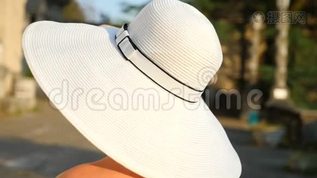 漂亮的女人脱下帽子，在户外做发型。 动作缓慢。 快乐平静的长发女孩，玩得开心mov格式视频下载_正版视频编号1449704-摄图网