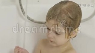 漂亮的三岁女孩洗澡。 清洁和洗头mp4格式视频下载_正版视频编号1374822-摄图网