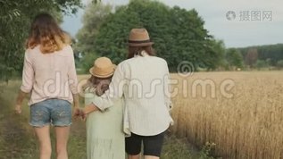 家庭母亲和孩子两个女儿一起走在乡间小路上，后景mov格式视频下载_正版视频编号1075613-摄图网