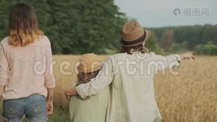 家庭母亲和孩子两个女儿一起走在乡间小路上，后景mov格式视频下载_正版视频编号1749588-摄图网