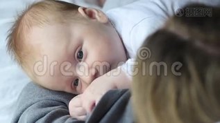 妈妈的手抱着她的孩子mov格式视频下载_正版视频编号1375071-摄图网