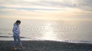 金发碧眼的女人穿着白色夹克在海边散步mov格式视频下载_正版视频编号1001428-摄图网