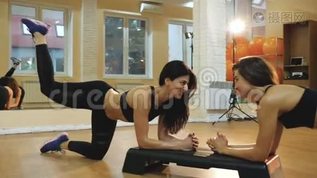 Cardio Step，女孩做运动减肥瘦身，健身操跳舞，年轻女性做有氧运动mov格式视频下载_正版视频编号1301826-摄图网