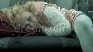 小女孩正睡在后面的车里mov格式视频下载_正版视频编号1301876-摄图网