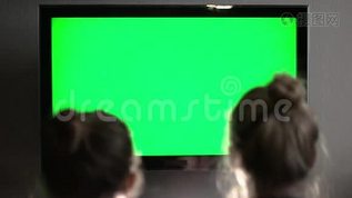 两个年轻的长发金发碧眼的看着绿色的电视屏幕，突然转过头来mp4格式视频下载_正版视频编号1153020-摄图网