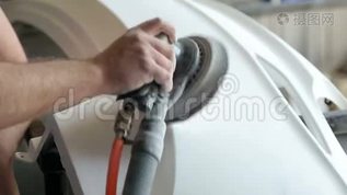 机械员准备汽车车身进行喷漆.. 打磨车体..mov格式视频下载_正版视频编号1228143-摄图网