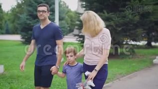 快乐的爸爸妈妈和小儿子一起在公园散步mp4格式视频下载_正版视频编号2428456-摄图网