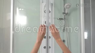 女性手打开淋浴房的滑动门。 洗澡间。 淋浴舱的滑动机构。 淋浴房，摊位mp4格式视频下载_正版视频编号1303355-摄图网