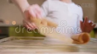 年轻的母亲带着女儿和儿子在厨房准备一个馅饼。 孩子们帮妈妈做假日甜点mp4格式视频下载_正版视频编号3030280-摄图网