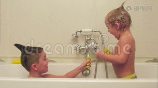 两个小男孩在浴缸洗澡时玩得很开心mov格式视频下载_正版视频编号1153920-摄图网