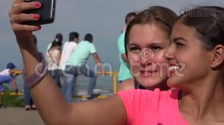 旅游女朋友带自拍mp4格式视频下载_正版视频编号1004523-摄图网