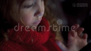 漂亮的小女孩看上去很聪明mov格式视频下载_正版视频编号2202498-摄图网