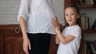 可爱的小女孩靠近她怀孕母亲的肚子mov格式视频下载_正版视频编号2353542-摄图网