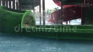 少女在水上乐园游乐园泳池洗澡.. 室内和游泳池的水上公园里的孩子mp4格式视频下载_正版视频编号3180730-摄图网