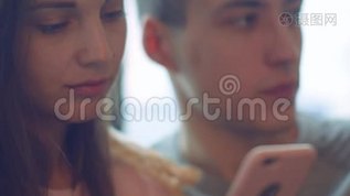 放松的爱人，使用手机，坐在家里客厅的沙发上mp4格式视频下载_正版视频编号1753940-摄图网